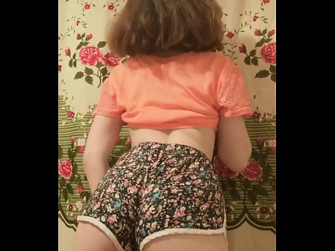 ❤️ セクシーな若いベイブがカメラでショーツを脱ぐ ❌ ポルノビデオ ❌️
