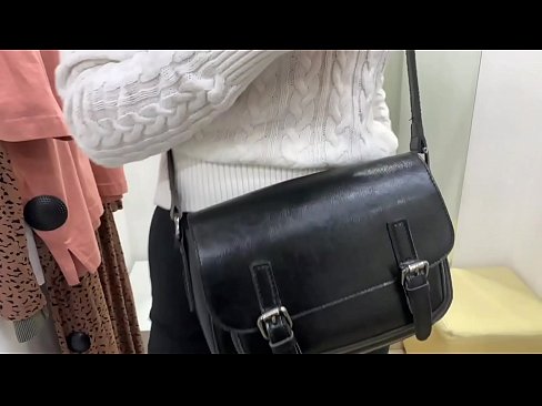 ❤️ 試着室でディルドを使った若い雌犬フェラルベリーの公開オナニー ❌ ポルノビデオ ❌️