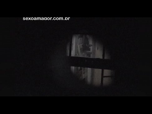 ❤️ ブロンドが空洞のレンガの後ろに隠れた近所の盗撮犯に密かにビデオ撮影される ❌ ポルノビデオ ❌️