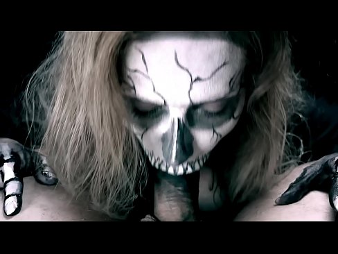 ❤️ 魔性の女、黒い口でチンコをしゃぶり、ザーメンを飲み込む。 ❌ ポルノビデオ ❌️