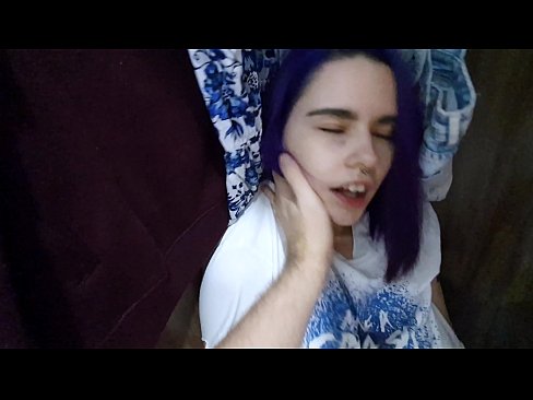 ❤️ 押し入れの中の姉ちゃんを発見し、イクのを手伝う ❌ ポルノビデオ ❌️