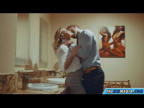 ❤️ 公衆トイレで巨乳金髪美女に誘惑されたら ❌ ポルノビデオ ❌️